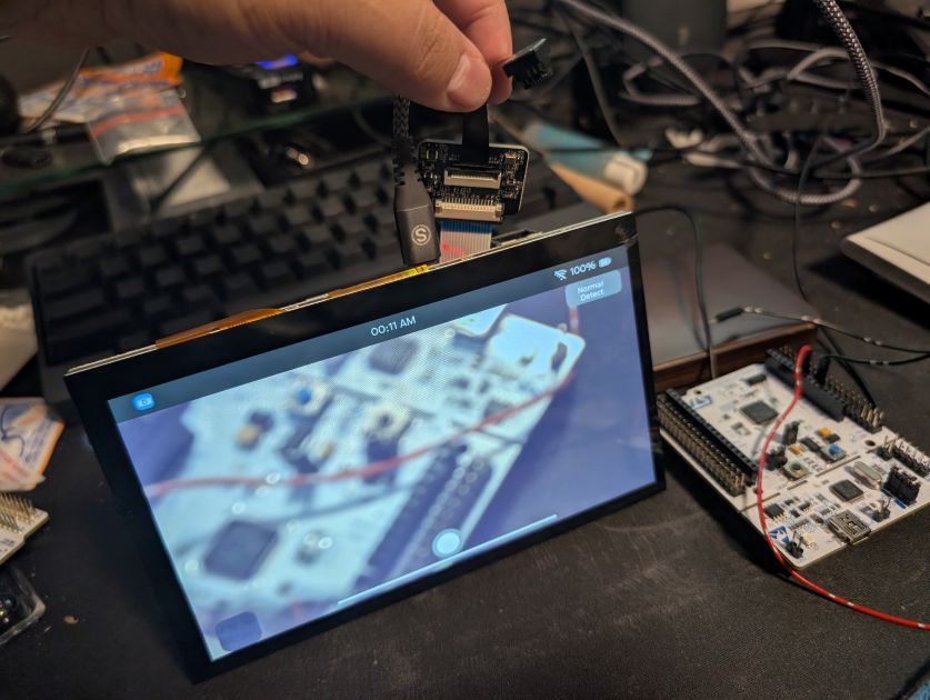 MIPI-CSI カメラで手元の基板を写し、7型画面に映している様子