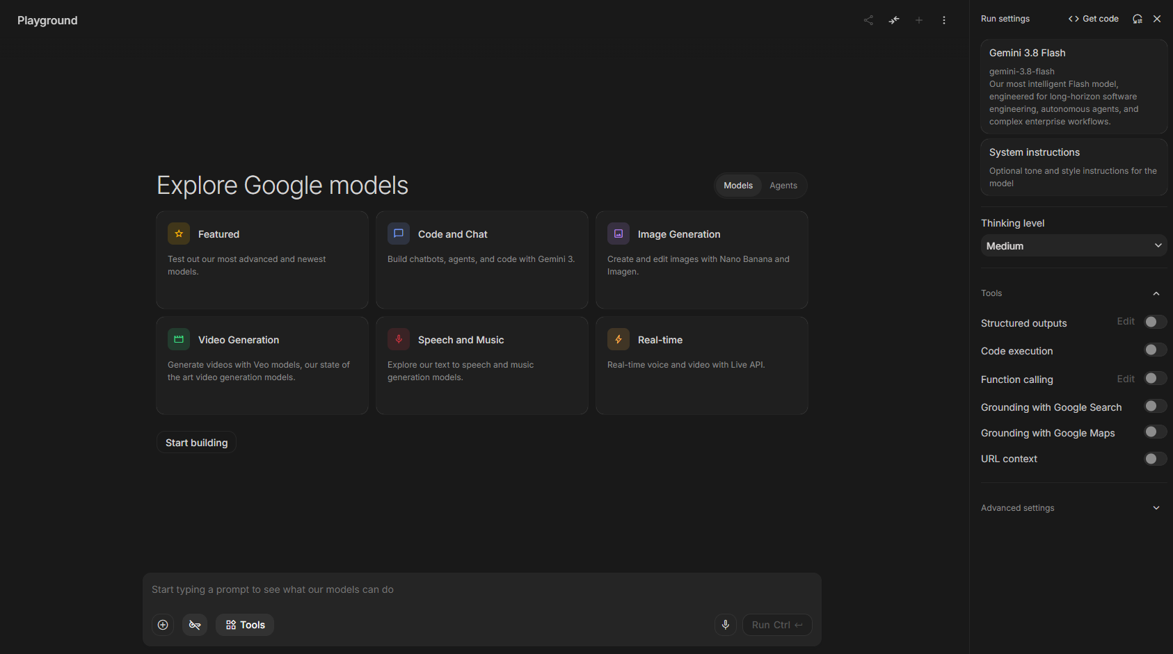 Playground（UI は英語）。右の Run settings に Gemini 3.8 Flash のカード・System instructions・Thinking level（Medium）・Tools のトグル（Structured outputs／Code execution／Function calling／Grounding with Google Search／Grounding with Google Maps／URL context）が並ぶ。上に Get code