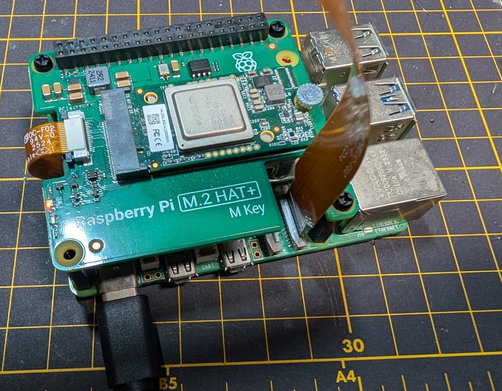 計測に使った Raspberry Pi 5 8GB（ケースなし・ファンあり）。M.2 HAT+ の Hailo-8L は今回は未使用（CPU のみ）
