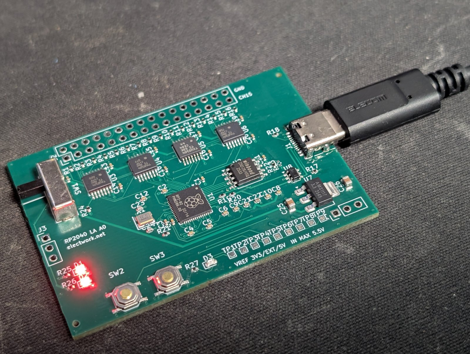 USB-Cケーブルを挿した基板。左下の電源LED D1とVREF LED D2が赤く点灯している