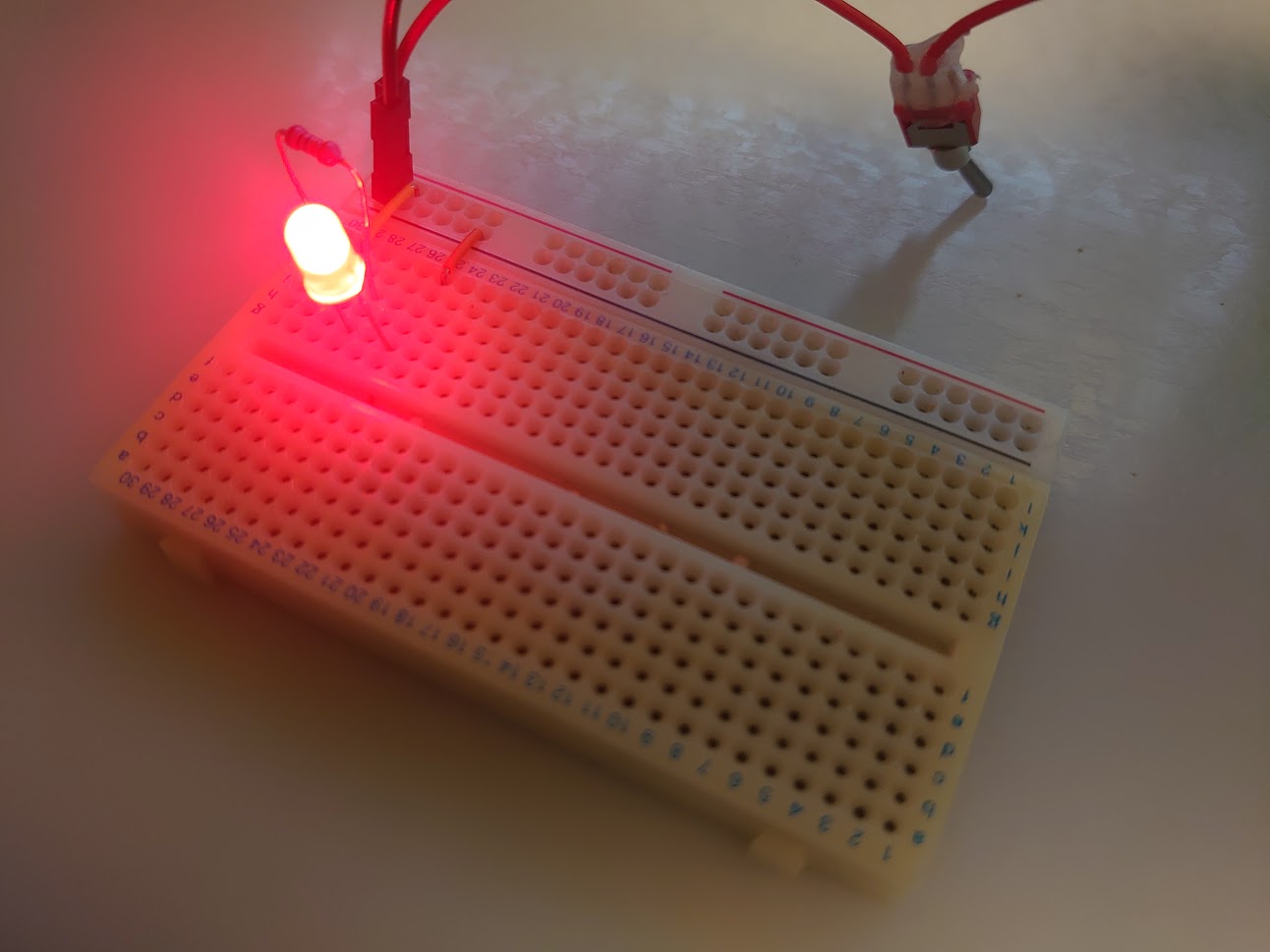 ブレッドボード上で点灯しているLED